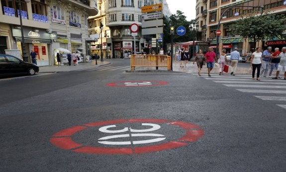 Señales de limitación de velocidad en la calle San Vicente. :: monzo