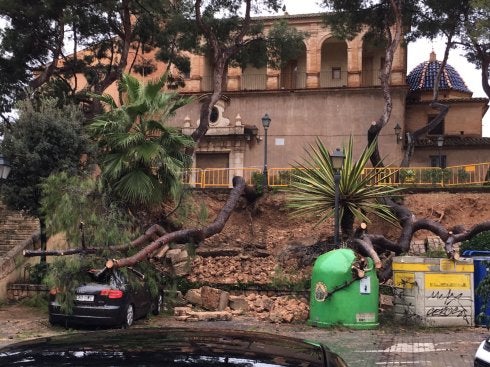 Daños provocados en el muro de La Llotgeta. :: lp