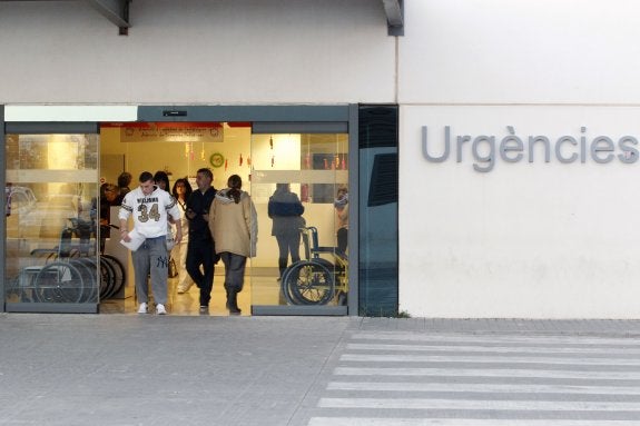 El Hospital La Fe cierra un centenar de camas para ajustar las vacaciones del personal