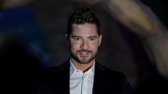 Hereda el número de móvil de David Bisbal y se hace pasar por él con sus conocidos