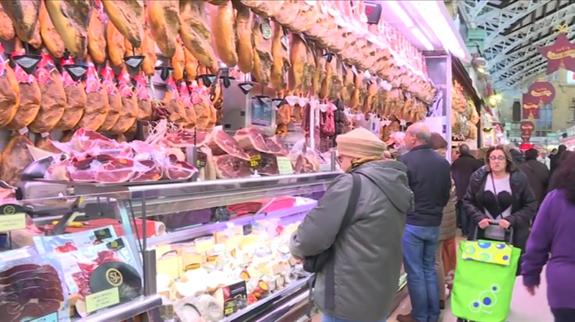 Últimas compras en el Mercado Central antes de Nochebuena