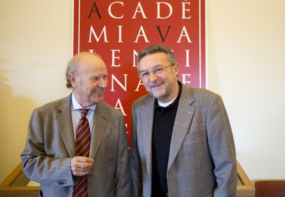 Ramón Ferrer y Josep Palomero, ayer en la sede de la Acadèmia Valenciana de la Llengua. :: damián torres
