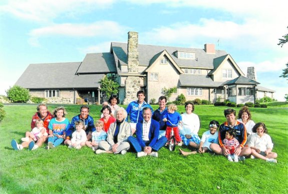 George H. Bush, rodeado de familiares en una fiesta de cumpleaños celebrada en su residencia veraniega de Maine, en la Costa Este de EE UU. 