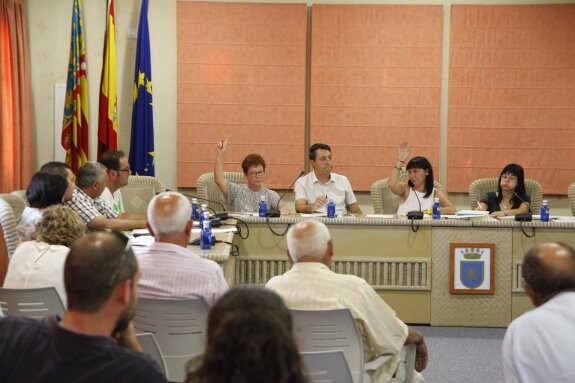 Los ediles de Gata de Gorgos durante la celebración de una sesión plenaria en esta legislatura. :: Tino Calvo