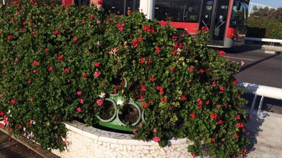 El puente de las flores, con los huecos dejados por el robo de plantas.