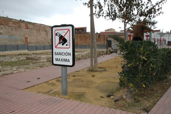 Excrementos junto a un cartel de «sanción máxima» cerca de un parque público. :: B. O.