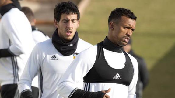 Luis Nani, delante de Parejo, en el entrenamiento de este viernes, 30 de diciembre.