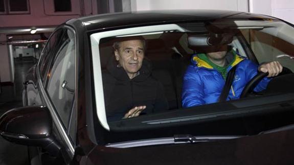 Prandelli, saliendoi de las oficinas del Valencia CF.