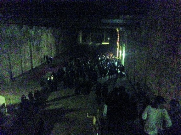 Cientos de personas celebran una fiesta ilegal en una estación de metro inacabada