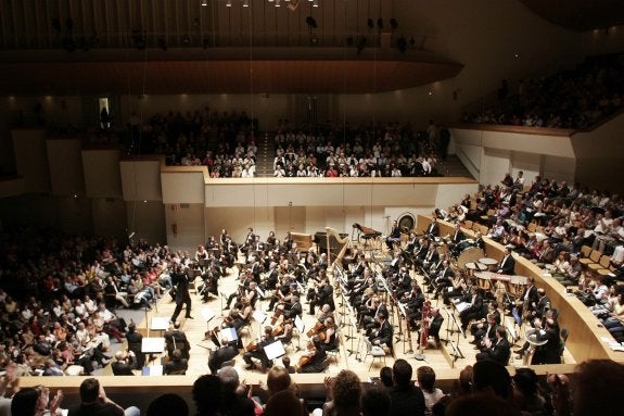 El maestro Yaron Traub dirige a la Orquesta de Valencia en un concierto. :: lp