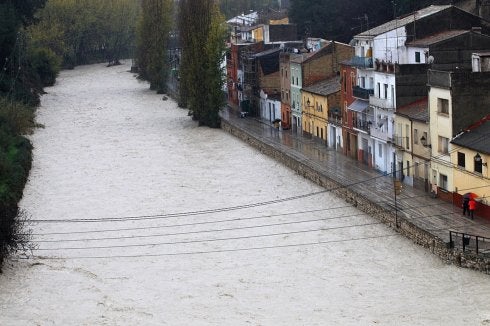 Río Clariano lleno de agua a su paso por Ontinyent. :: efe