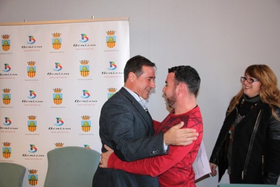 Juan Bautista Roselló, junto al líder de Compromís, en el pleno en el que hizo efectiva su renuncia. :: B. O.