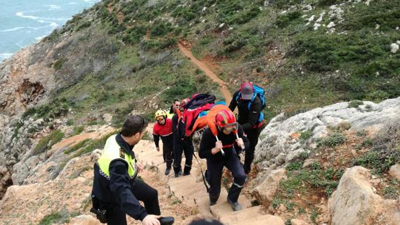 Los bomberos rescatan a una mujer que se había fracturado el tobillo en la senda de la Cova Tallada