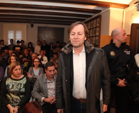 Isidor Mollà, a su entrada en el salón de pleno y detrás de él, sentado en primera fila, el exalcalde Juan Bautista Roselló. :: Tino Calvo