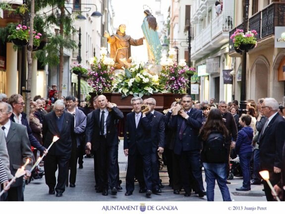 Una procesión en honor al Beato Andrés Hibernón de Gandia y a la Virgen Inmaculada. :: juanjo peret 