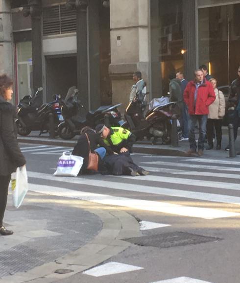 Una mujer fue atropellada ayer en San Vicente por un autobús de la EMT. 