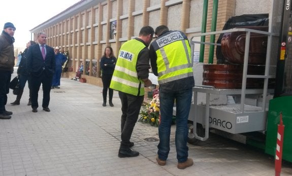 Marko Konjevic y el abogado Mariano Lorente observan la exhumación del cadáver en el cementerio. :: javier martínez