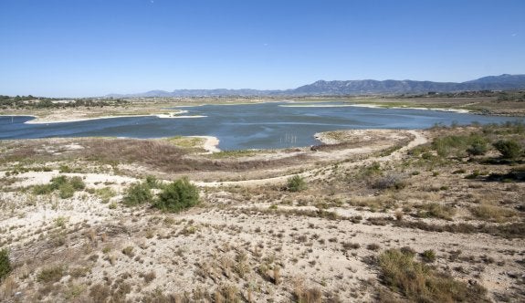  Sequía. El embalse de Bellús, a mediados del pasado julio, prácticamente seco por la falta de lluvias.   :: p. mammana