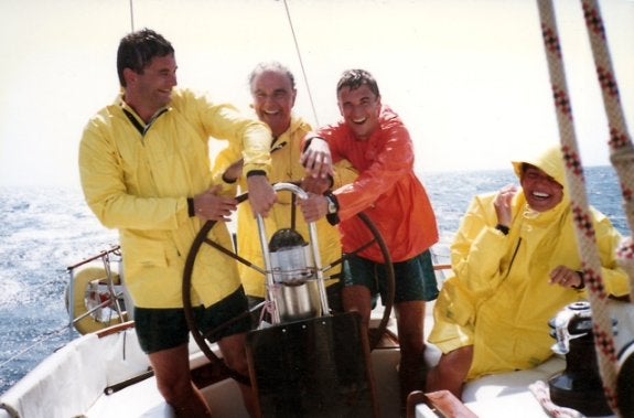 En familia. Seis meses antes del crimen, Bruno, Manuel y Pablo Broseta, con la mujer del primero, navegan en el 'Borinot'. :: lp