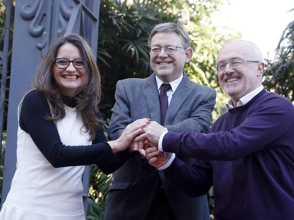  Actualización. Oltra, Puig y Montiel, durante la firma de la renovación del pacto del Botánico, el pasado miércoles. :: d. torres