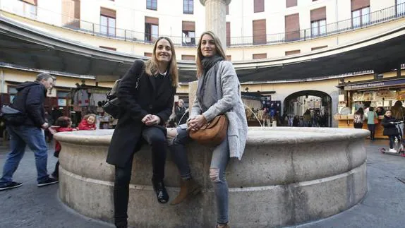 Las hermanas Gómez-Lechón, en la Plaza Redonda, lugar al que las llevaba su padre de niñas.