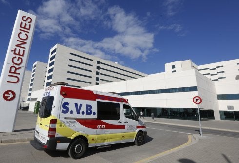 Una ambulancia del Servicio Vital Básico, ante La Fe. :: jesús signes