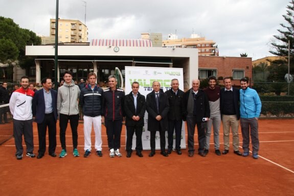 Los organizadores del circuito, tras la presentación. :: lp