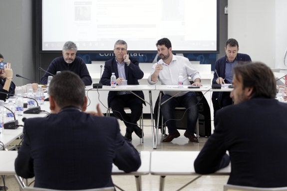 Climent, ayer, en la primera reunion del grupo de trabajo creado para abordar el tema de los horarios comerciales. :: irene marsilla