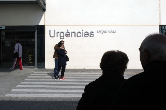  Atenciones. Varios ciudadanos en los accesos a Urgencias de La Fe.
:: irene marsilla