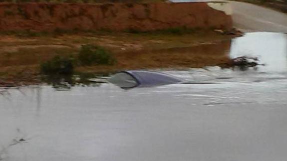 Uno de los coches, ya sumergido por el agua en Alcàsser.