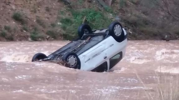 Vehiculo volcado en el Carraixet.