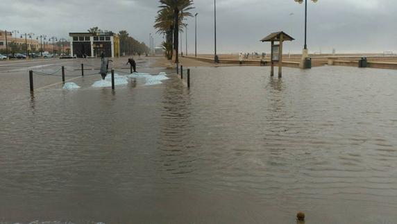 El temporal del lluvia y viento deja importantes desperfectos en las playas de Valencia