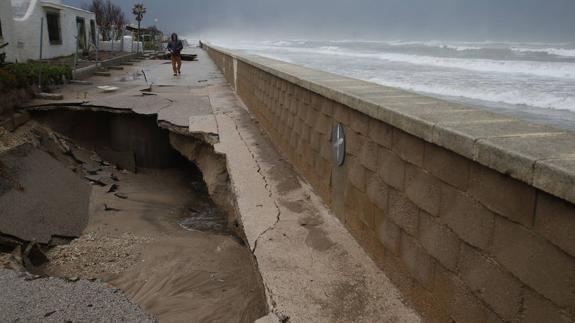 El muro de la playa del Saler aguanta tras una noche sin dormir