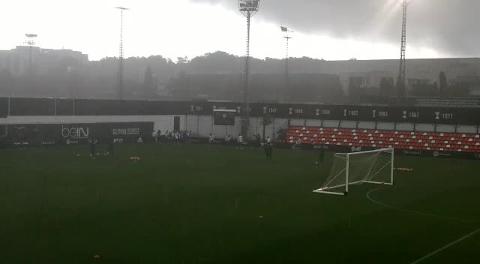 El Valencia CF entrena bajo la tormenta en Paterna