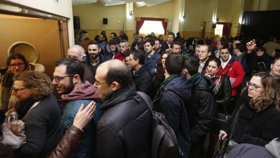 Los participantes esperan su entrada al curso.