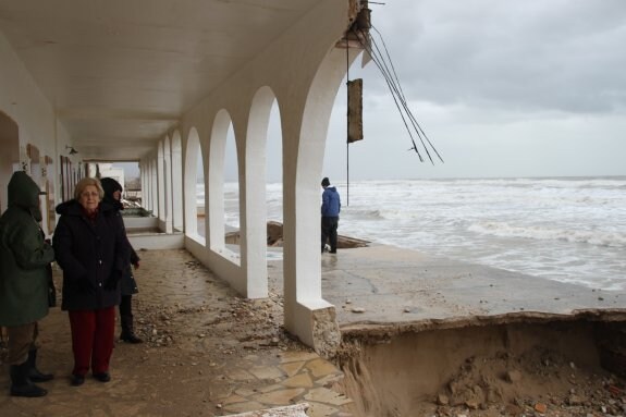 Pepita, vecina de El Verger, observa los destrozos que ha ocasionado el mar en su chalet. :: B. Ortolà