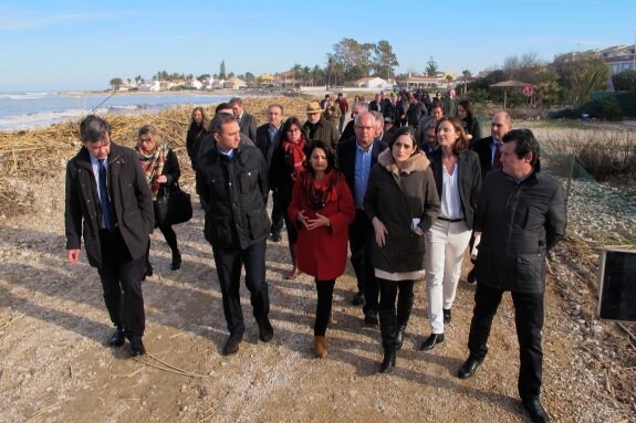 La secretaria de Estado de Medio Ambiente, junto a las autoridades, durante su visita ayer a la playa de L'Almadrava. :: Tino Calvo