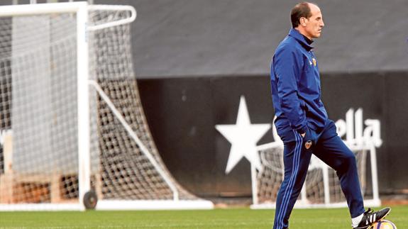 Voro, entrenador del Valencia CF: «Encontré decepción en el vestuario. Nuestro potencial parte del grupo, de jugar como un equipo»