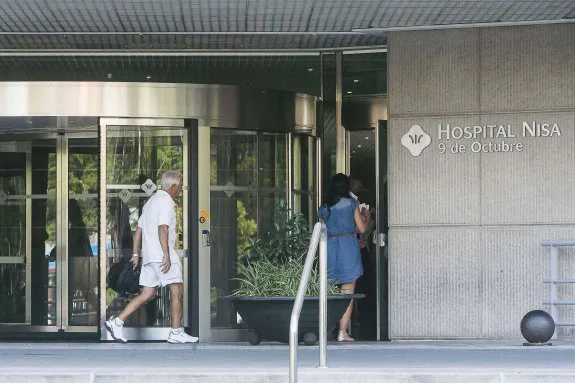 Entrada al Hospital 9 de Octubre, uno de los que prevé reformar su nuevo . :: Jesús Montañana