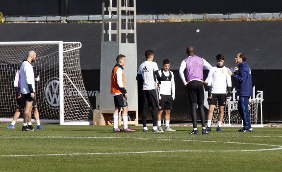 Voro da instrucciones a sus jugadores en la sesión del miércoles.