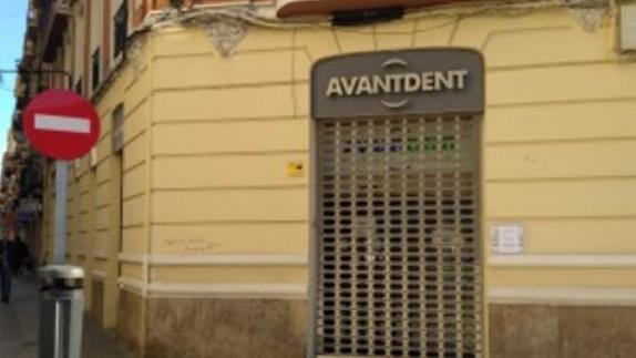 La entrada de la clínica, con el cartel que incluye un teléfono informativo para los pacientes.