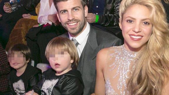 Gerard Piqué y Shakira con los pequeños Shasha, en primer plano, y Milan.