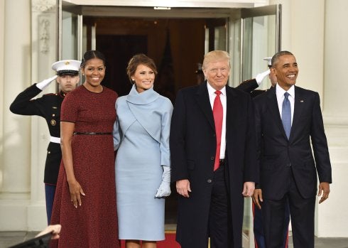 A pesar de ofrecer perfiles opuestos de lo que se espera de una primera dama, Michelle Obama y Melania Trump exhibieron en público una relación muy cordial. 