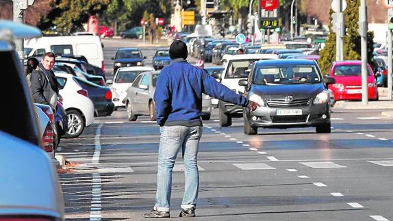 Un gorrilla señala una plaza libre en el Paseo de la Alameda.