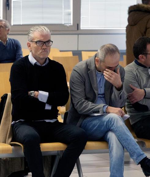 Enrique Arnal, a la izquierda, durante el juicio. 