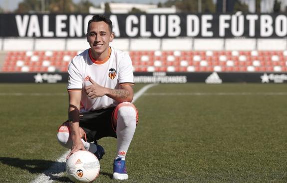 Fabián Orellana luce su nueva camiseta del Valencia CF con el dorsal 15.