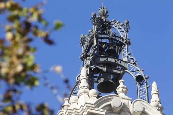 Campana del reloj del Ayuntamiento de Valencia. :: manuel molines