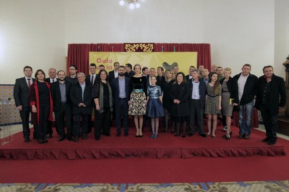 Foto de familia de los pirotécnicos, con las falleras mayores de Valencia en el centro. :: irene marsilla
