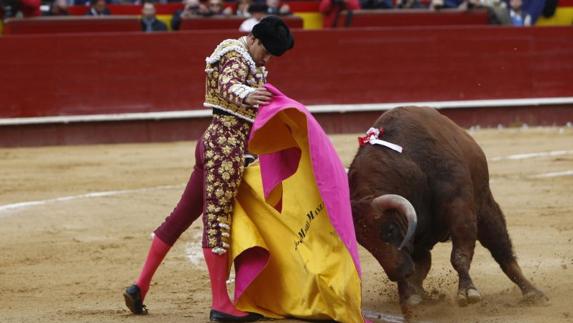 Manzanares lidiando en la Feria de Fallas.