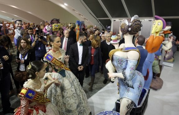 Raquel Alario y Clara Parejo observan a la fallera sexy de Matias Perelló-Luis Santángel. :: j. monzo Real. Víctor Pellicer, ninot de la falla municipal.